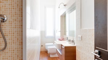 Apartamento, 1 quarto | Banheiro | Chuveiro, secador de cabelo