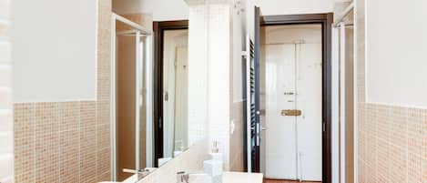 Apartamento, 1 quarto | Banheiro | Chuveiro, secador de cabelo