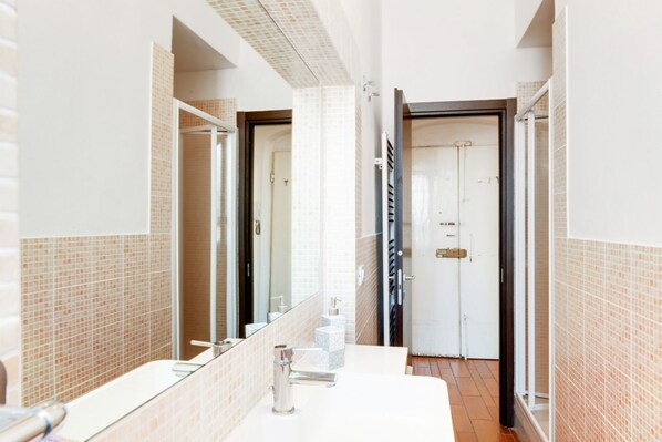 Departamento, 1 habitación | Baño | Regadera y secadora de cabello 
