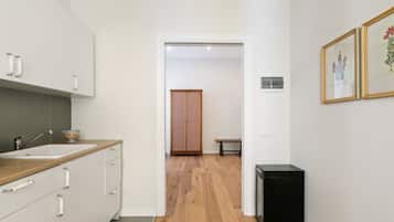 Apartamento, 1 habitación | Cocina privada | Frigorífico grande, horno, placa de cocina y utensilios de cocina