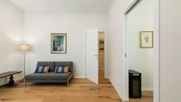 Apartamento, 1 habitación | Zona de estar | Televisión de pantalla plana de 21 pulgadas con canales digitales