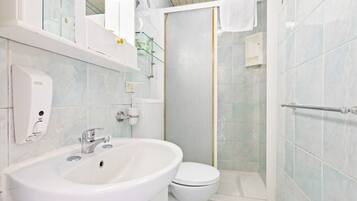 Căn hộ, 1 phòng ngủ | Phòng tắm | Buồng tắm vòi sen, máy sấy tóc, khăn tắm