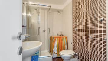 Apartamento, 1 quarto | Banheiro | Chuveiro, secador de cabelo, toalhas de banho