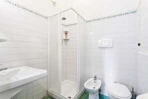 Appartement, 1 slaapkamer | Badkamer | Een douche, een haardroger, handdoeken