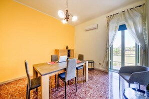 Apartment, 2 Schlafzimmer | Wohnzimmer | 24-Zoll-Flachbildfernseher mit Digitalempfang, Fernseher