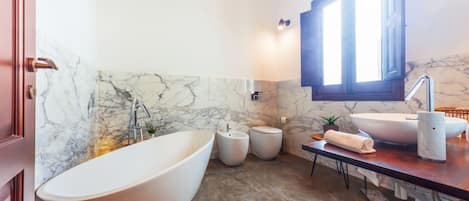 Appartement, 1 chambre | Salle de bain | Baignoire, baignoire relaxante profonde, sĂšche-cheveux