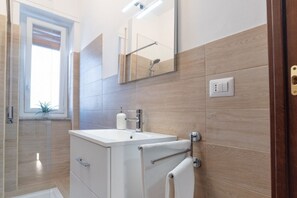 Apartment, 1 Bedroom | Bathroom | Shower, hair dryer - Appartamenti Parco Archeologico (Syracuse)