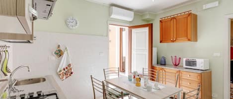Apartament, 3 dormitoris | Cuina privada | Frigorífic gran, microones i forn