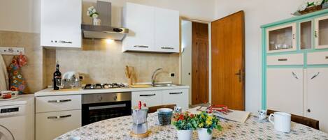 Apartment, 2 Bedrooms | Private kitchen