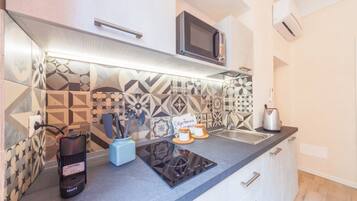 Apartment, 1 Bedroom | Dapur kecil peribadi | Pembancuh kopi/teh, peti sejuk, ketuhar gelombang mikro
