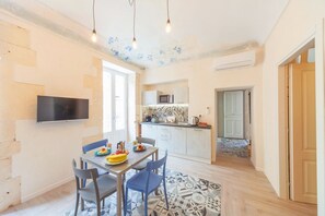 Appartement, 1 chambre | Coin séjour | Télévision à écran plat