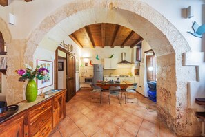 Apartment, 1 Schlafzimmer | Wohnbereich | 32-Zoll-Flachbildfernseher mit Digitalempfang, Fernseher