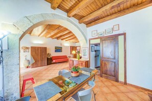 Apartamento, 1 habitación | Zona de estar | Televisión de pantalla plana de 32 pulgadas con canales digitales