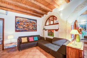 Apartamento, 1 habitación | Zona de estar | Televisión de pantalla plana de 32 pulgadas con canales digitales