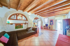 Apartment, 1 Schlafzimmer | Wohnbereich | 32-Zoll-Flachbildfernseher mit Digitalempfang, Fernseher