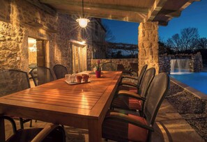 Outdoor dining - Villa with pool and air conditioning (Garica)