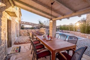 Outdoor dining - Villa with pool and air conditioning (Garica)