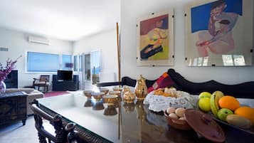 2 Bedroom Beach View Penthouse | Área de estar | TV de tela plana 40 polegadas com canais digitais, TV, Netflix