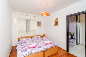 Huoneisto (Four Bedroom Duplex Apartment) | 4 makuuhuonetta, vauvansängyt