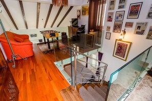 Departamento (Four Bedroom Duplex Apartment) | Sala de estar | Televisión de pantalla plana, reproductor de DVD y futbolito 