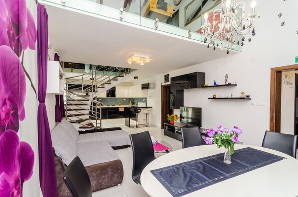 Apartment (Four Bedroom Duplex Apartment) | Wohnzimmer | 25-Zoll-Flachbildfernseher mit Kabelempfang, Fernseher, Tischfußball