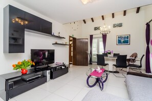 Appartement (Four Bedroom Duplex Apartment) | Salle de séjour