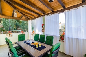 Huoneisto (Four Bedroom Duplex Apartment) | Terassi/patio