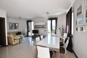 Smart TV, table tennis