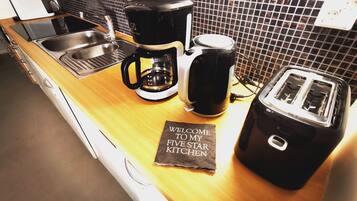 Apartment | Eigene Küche | Kühlschrank, Mikrowelle, Ofen, Herdplatte