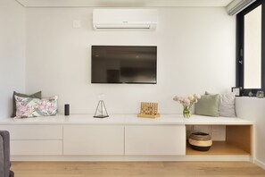 Apartment (1 Bedroom) | Living area - NINEONS 2A (Cape Town)