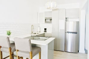 Køleskab, mikrobølgeovn, ovn, kogeplade