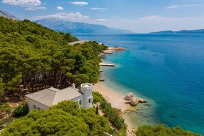 On the beach - Beachfront Villa Castellum with Pool (Omiš)
