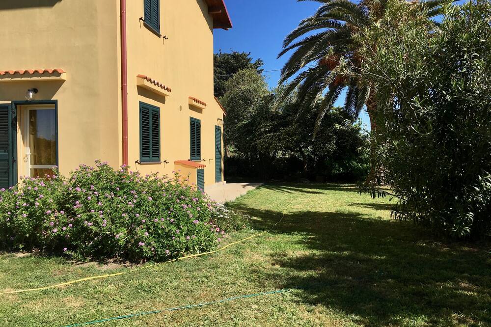 Villa between green and blue