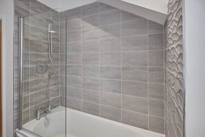 Apartment | Bathroom | Free toiletries - Skyline Apartment (Whitby)