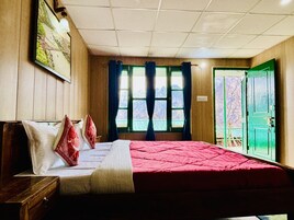 Deluxe Room | Individually decorated, individually furnished, rollaway beds