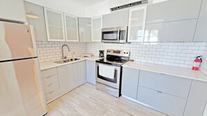 Cafeteira/chaleira, geladeira, micro-ondas, fogão