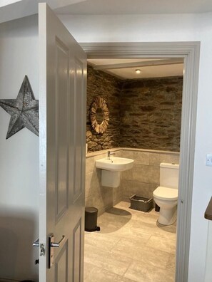 Apartment | Bathroom | Shower, hydromassage showerhead, free toiletries, hair dryer