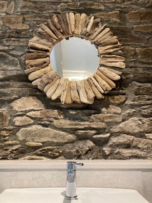 Apartment | Bathroom | Shower, hydromassage showerhead, free toiletries, hair dryer