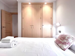 3 slaapkamers, een strijkplank/strijkijzer, internet, beddengoed