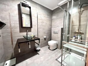 Baignoire, articles de toilette (gratuits), séchoir à cheveux