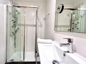 Bathtub, free toiletries, hair dryer, towels