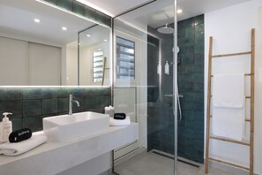 Shower, hair dryer, towels, soap - Slowlife - Freshly Renovated Villa Blooming (Les Terres Basses)