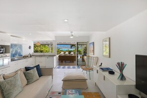 TV connectée, lecteur de DVD, livres, vidéothèque