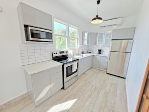 Kühlschrank, Mikrowelle, Herdplatte, Geschirrspüler