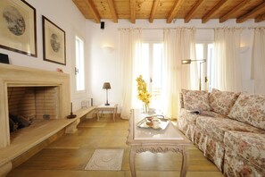 Smart TV, fireplace, DVD player, books
