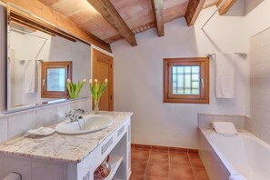 Kylpyamme, hiustenkuivaaja, pyyhkeet