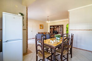 Interior - Apartment "Anastácio" with Garden View, Shared Pool, Wi-Fi & Balcony (Olhos de Água)