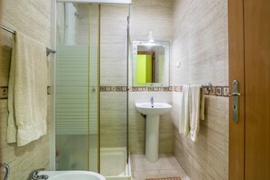 Bañera, secador de pelo, toallas