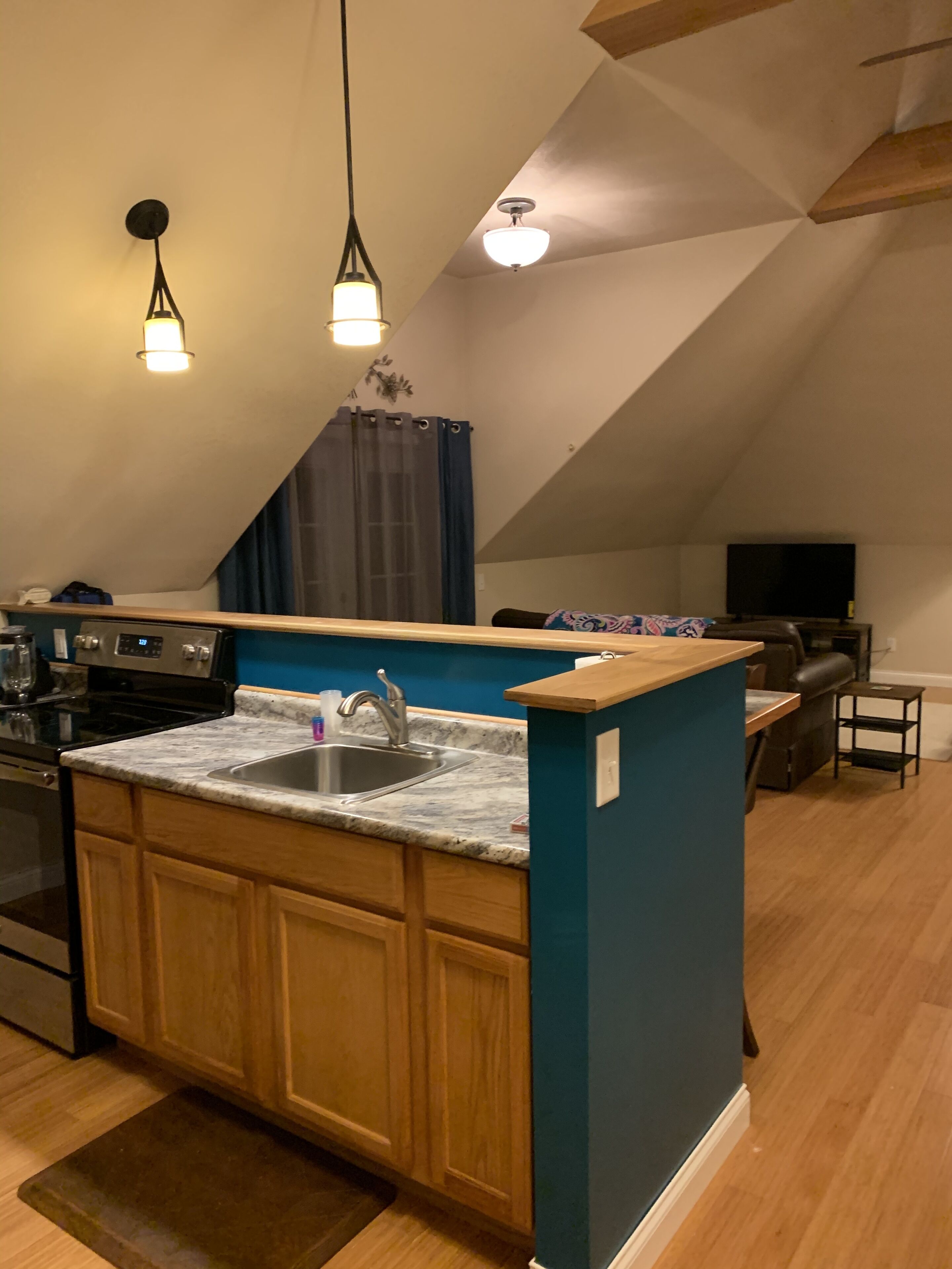 Kühlschrank, Mikrowelle, Ofen, Wasserkocher mit Kaffee-/Teezubehör