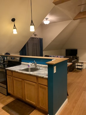 Fridge, microwave, oven, coffee/tea maker - Grace Sunset Suite (Frankfort)